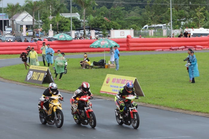 Vĩnh Long: Mưa gió không cản nổi khán giả đến cổ vũ các tay đua tranh tài - Ảnh 3.