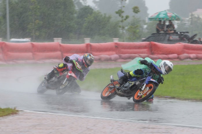 Vĩnh Long: Mưa gió không cản nổi khán giả đến cổ vũ các tay đua tranh tài - Ảnh 4.