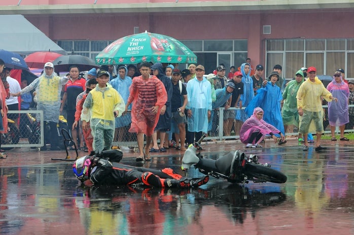 Vĩnh Long: Mưa gió không cản nổi khán giả đến cổ vũ các tay đua tranh tài - Ảnh 5.
