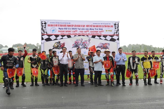 Vĩnh Long: Mưa gió không cản nổi khán giả đến cổ vũ các tay đua tranh tài - Ảnh 9.