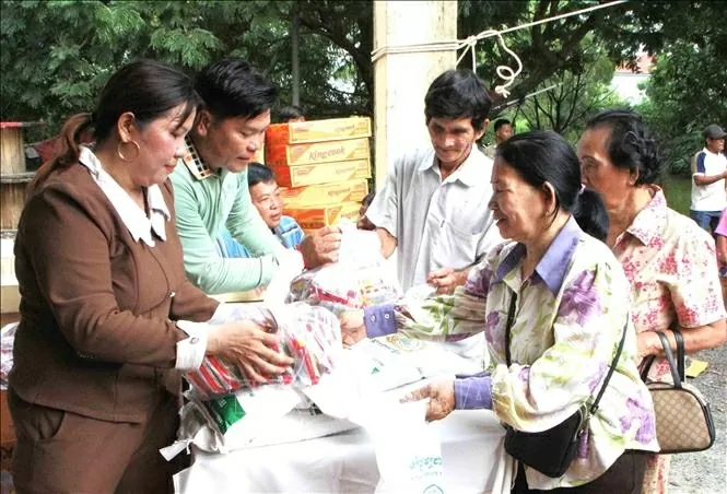 Khám, chữa bệnh từ thiện cho người dân có hoàn cảnh khó khăn ở Campuchia