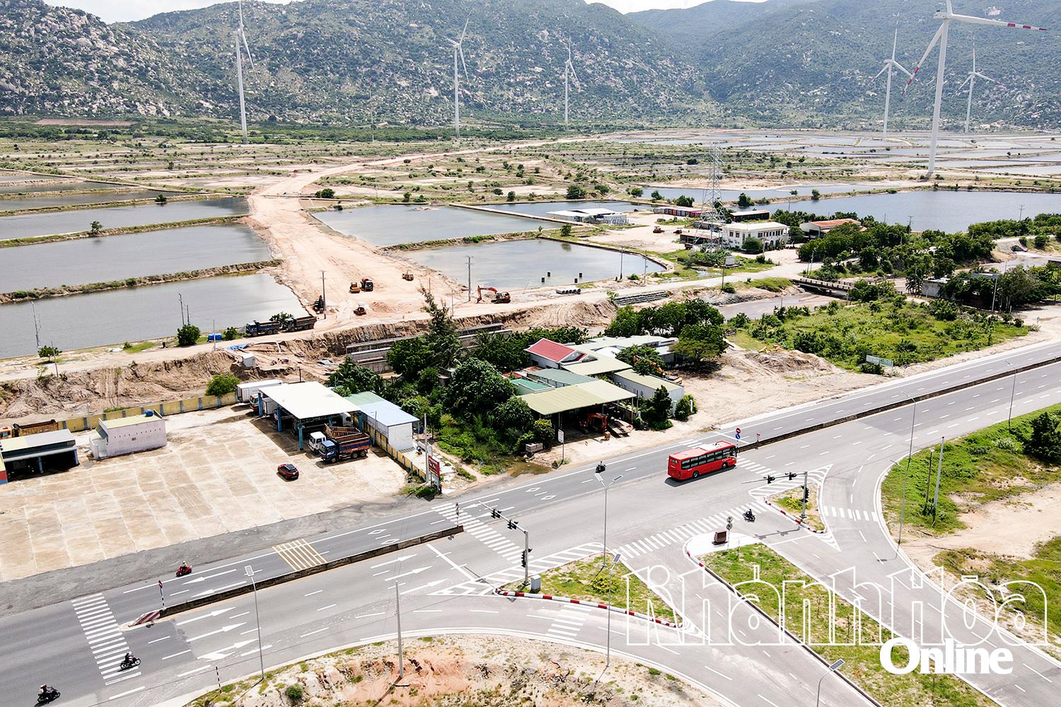 The project encountered problems due to incomplete site clearance at the intersection of National Highway 1.