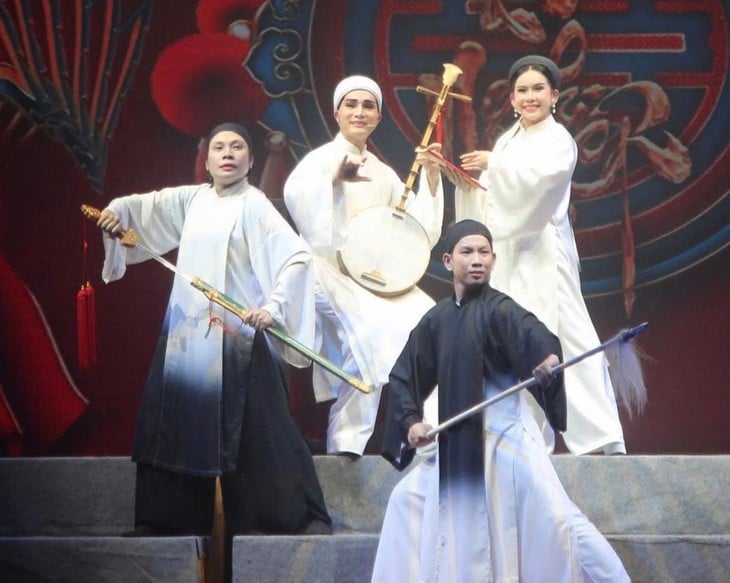 Ле Чунг Тхао и Бинь Тинь получили золотые медали на театральном фестивале в Китае - Фото 3. Lê Trung Thảo - Ảnh 2.