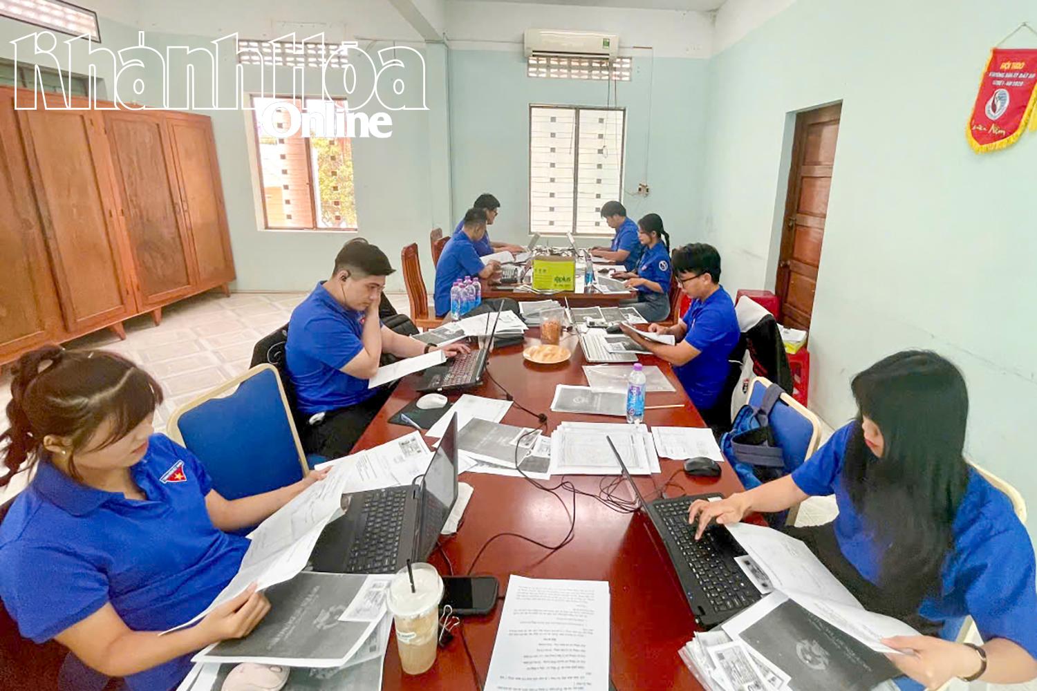 Team för datainmatning av mark i Dien Khanh kommun.