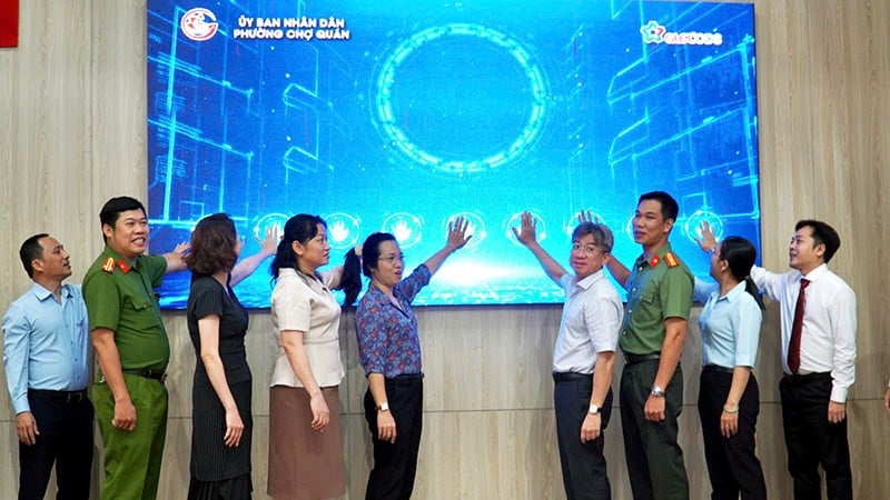 조취안구 인민위원회 지도자와 GTel 대표들이 버튼을 눌러 구에서 AI 응용 장비를 공식적으로 가동했습니다.