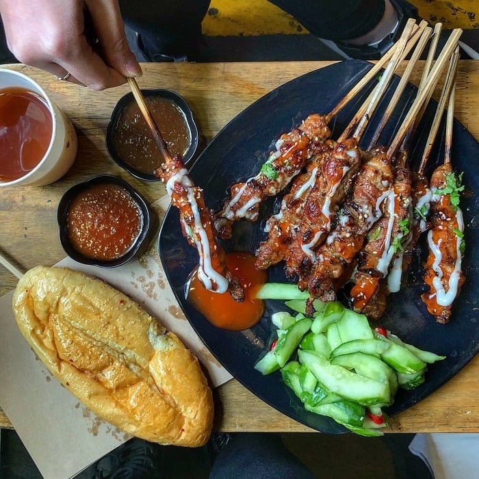 Жареные на гриле шашлычки — популярная уличная еда в Ханое.