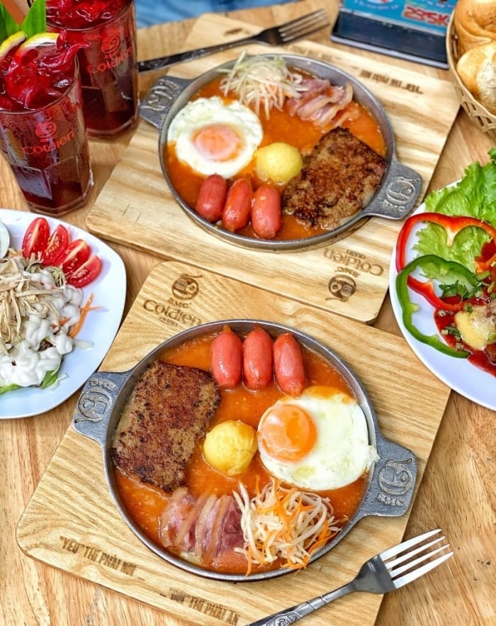 Жареный хлеб с разнообразной начинкой, подаётся на горячей чугунной сковороде.