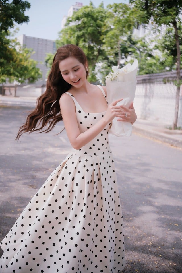 Vợ Chí Nhân trong 'Cách em 1 milimet' đời thực có nhan sắc 'hack tuổi' ra sao? - Ảnh 5.