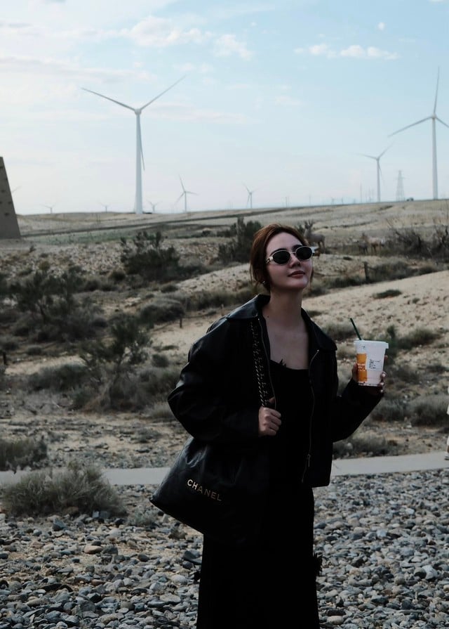 Vợ Chí Nhân trong 'Cách em 1 milimet' đời thực có nhan sắc 'hack tuổi' ra sao? - Ảnh 6.