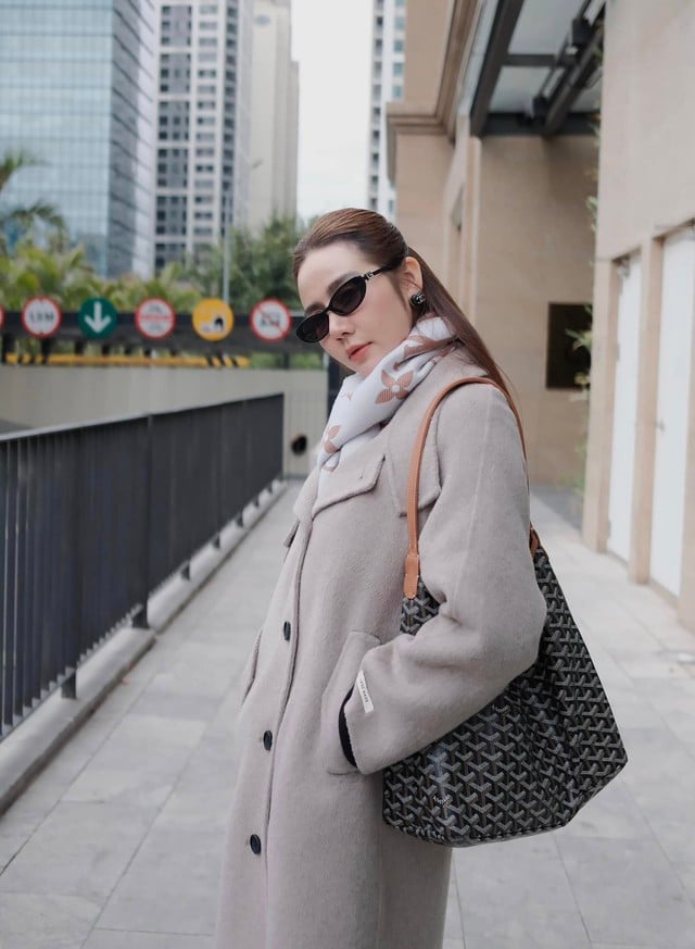 Vợ Chí Nhân trong 'Cách em 1 milimet' đời thực có nhan sắc 'hack tuổi' ra sao? - Ảnh 7.