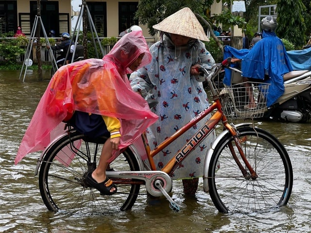 Mưa lớn trở lại, học sinh toàn TP.Huế tiếp tục nghỉ học - Ảnh 1.
