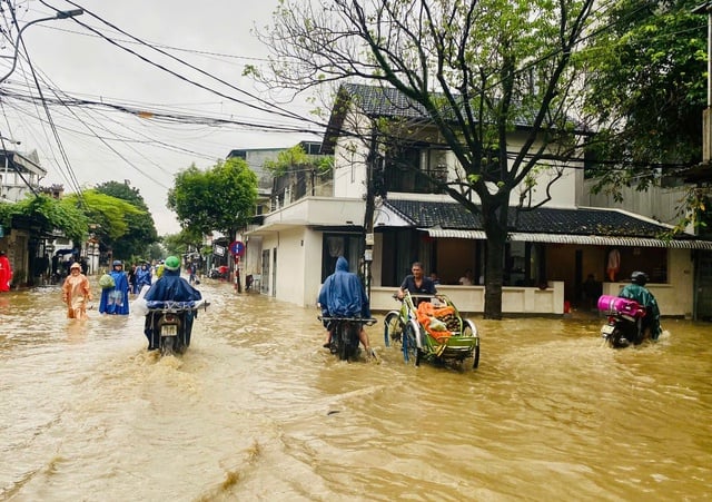 Mưa lớn trở lại, học sinh toàn TP.Huế tiếp tục nghỉ học - Ảnh 2.
