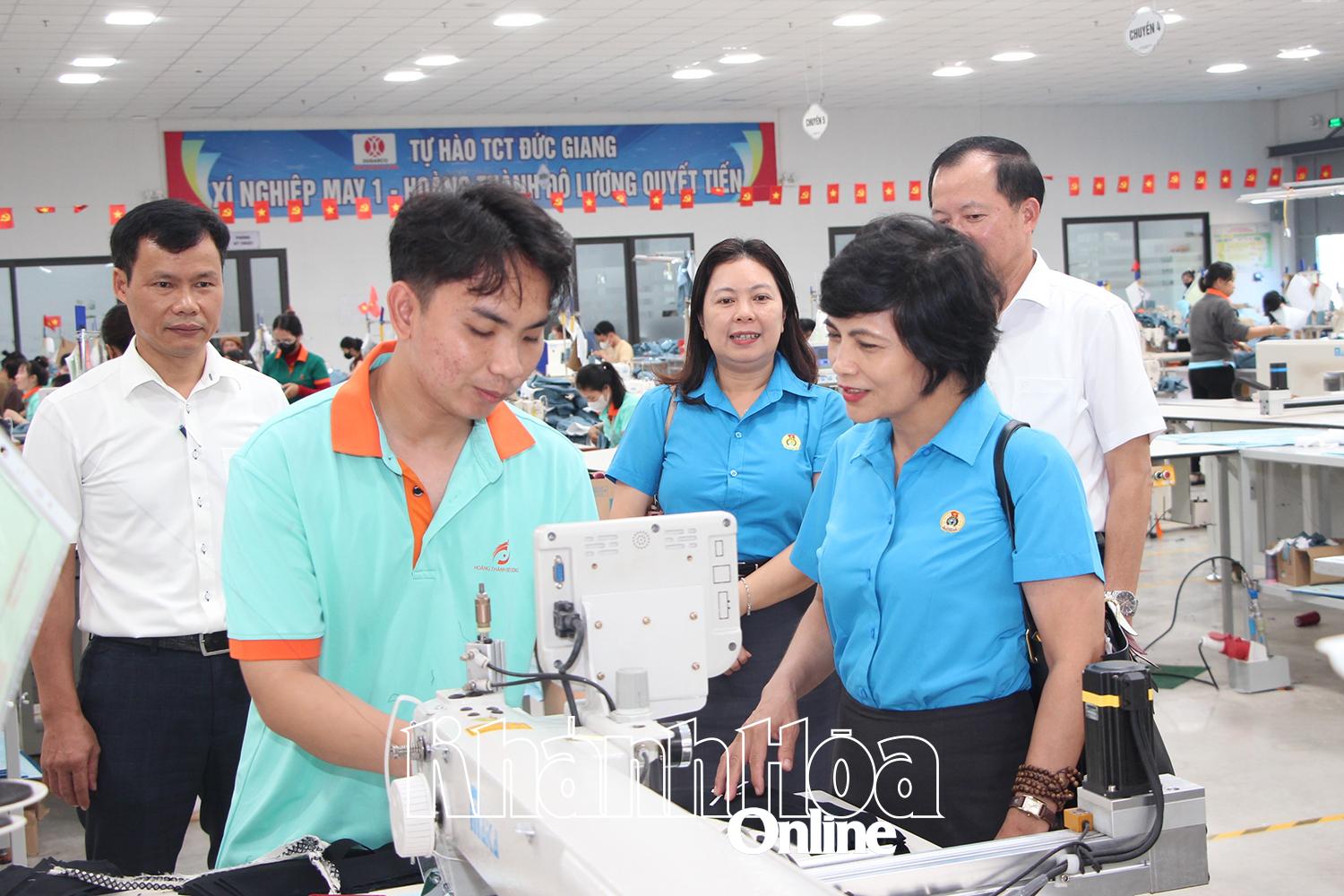 ບັນດາ​ການ​ນຳ​ສະຫະພັນ​ແຮງ​ງານ​ແຂວງ ​ໄດ້​ຮັບ​ຮູ້​ສະພາບ​ການ​ເຄື່ອນ​ໄຫວ​ຂອງ​ສະຫະພັນ​ກຳມະບານ ​ແລະ ການ​ຈ້າງ​ງານ​ຂອງ​ພະນັກງານ​ບໍລິສັດ​ຫຸ້ນ​ສ່ວນ​ການ​ຜະລິດ ​ແລະ ການ​ລົງທຶນ ຮ່ວາງ​ແທງ​ຫາຍ.