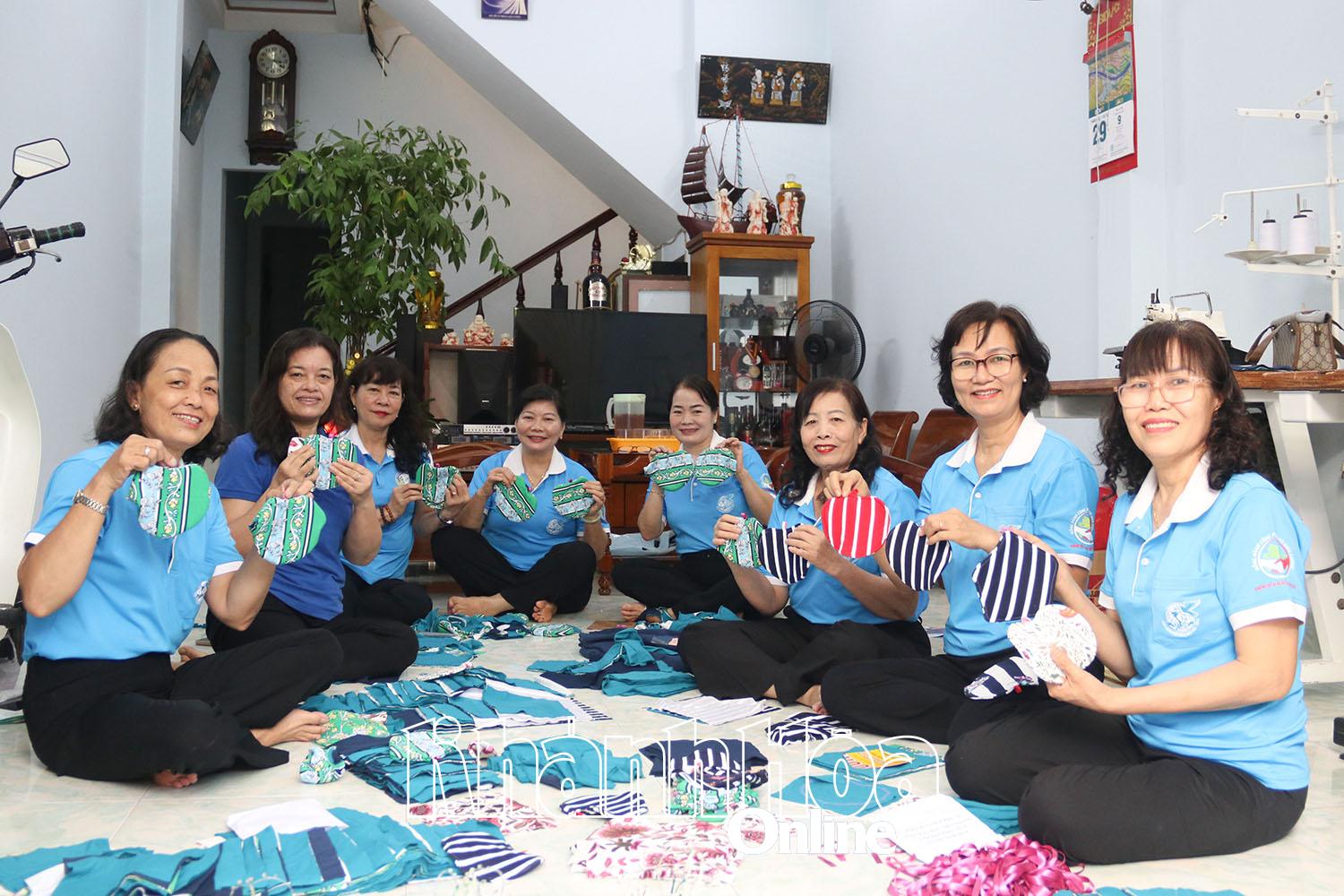 Las mujeres del Grupo Residencial 8, Barrio Bac Nha Trang, cosen agarraderas para recaudar fondos y apoyar a mujeres en circunstancias difíciles.