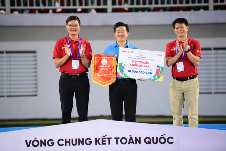 Nguyễn Anh Sơn giành danh hiệu Cầu thủ xuất sắc nhất Giải bóng đá công nhân, viên chức Việt Nam 2025 - Ảnh 3.