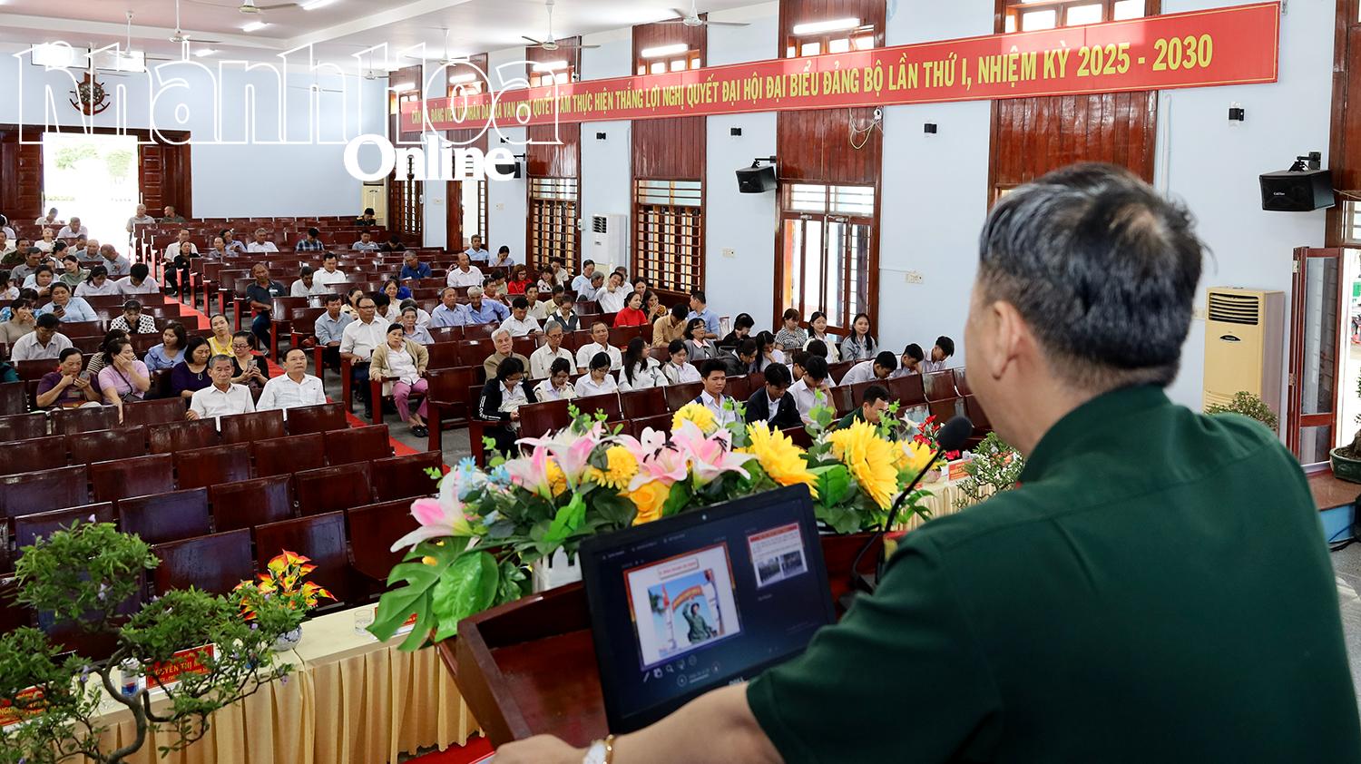 Escena de una sesión de propaganda legal en la comuna de Van Ninh.