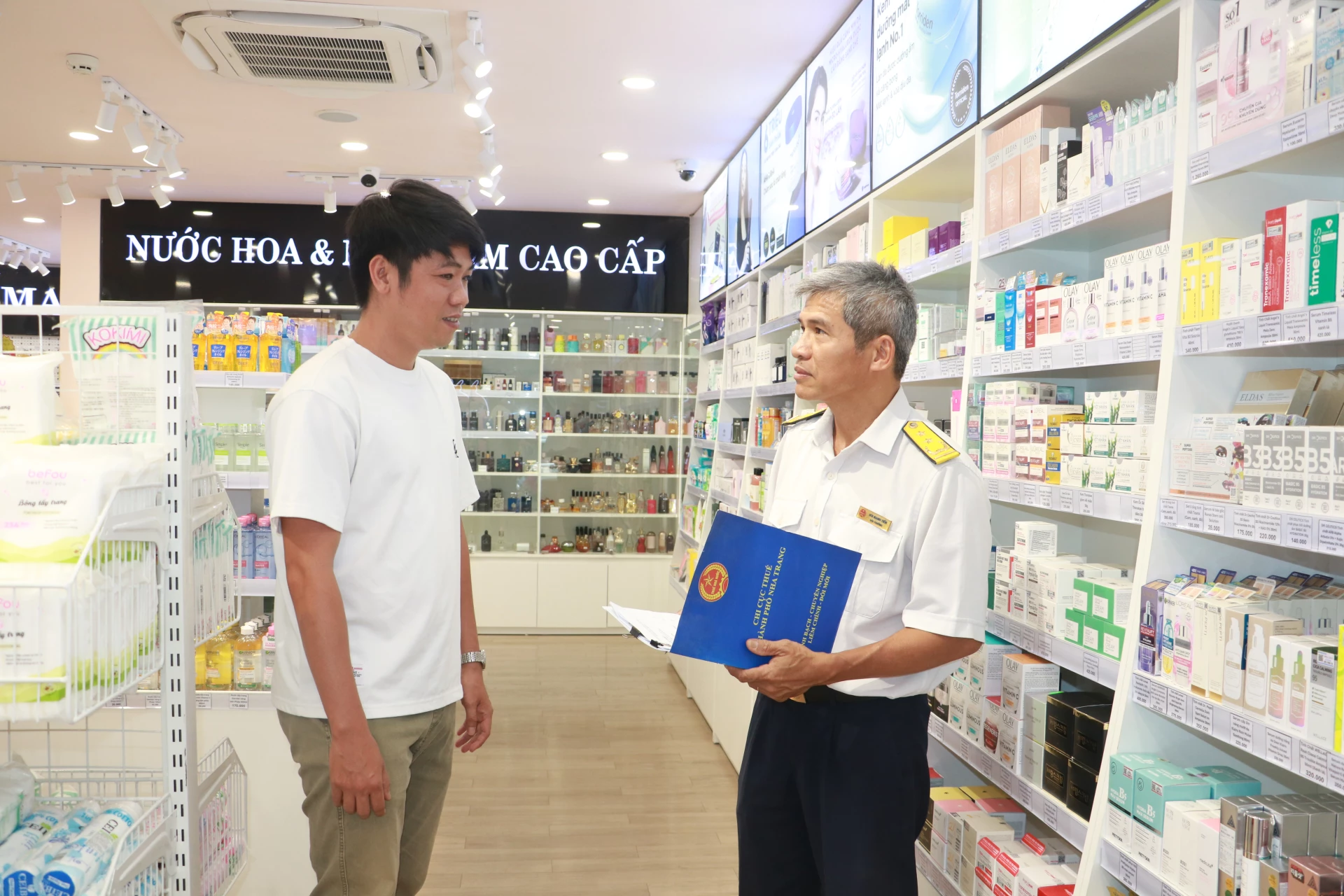 مسئول مالیات در پایگاه ۲ با یک خانواده‌ی صاحب کسب و کار در مورد تبدیل مدل مدیریت مالیات گفتگو می‌کند.