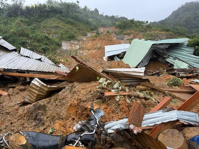 Da Nang: Evacuarea multor gospodării din zonele muntoase din cauza riscului de alunecări de teren - Fotografia 1. Đà Nẵng: Sơ tán nhiều hộ dân ở miền núi trước nguy cơ sạt lở- Ảnh 1.