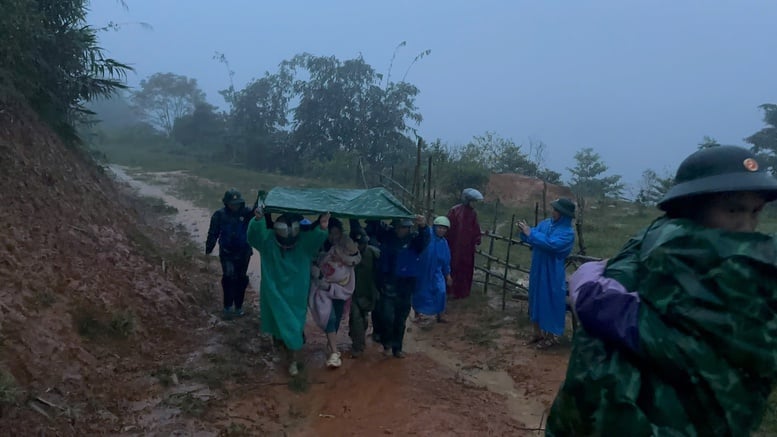 Da Nang: Evacuarea multor gospodării din zonele muntoase din cauza riscului de alunecări de teren - Fotografia 2. Đà Nẵng: Sơ tán nhiều hộ dân ở miền núi trước nguy cơ sạt lở- Ảnh 2.
