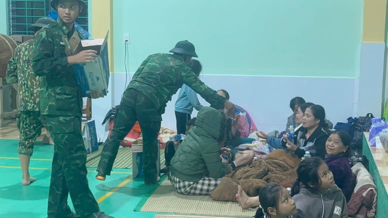 Da Nang: Evacuarea multor gospodării din zonele muntoase din cauza riscului de alunecări de teren - Foto 3. Đà Nẵng: Sơ tán nhiều hộ dân ở miền núi trước nguy cơ sạt lở- Ảnh 3.