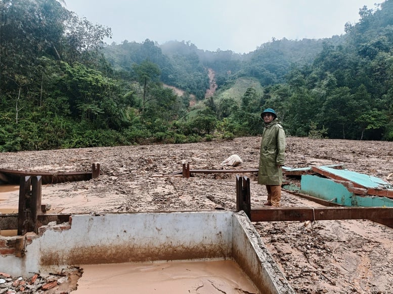 Da Nang: Evacuarea multor gospodării din zonele muntoase din cauza riscului de alunecări de teren - Foto 5. Đà Nẵng: Sơ tán nhiều hộ dân ở miền núi trước nguy cơ sạt lở- Ảnh 5.
