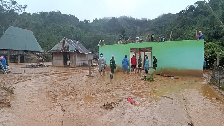 Da Nang: Evacuarea multor gospodării din zonele muntoase din cauza riscului de alunecări de teren - Foto 6. Đà Nẵng: Sơ tán nhiều hộ dân ở miền núi trước nguy cơ sạt lở- Ảnh 6.