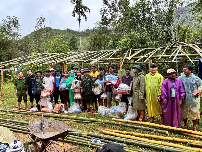 Da Nang: Evacuarea multor gospodării din zonele muntoase din cauza riscului de alunecări de teren - Foto 7. Đà Nẵng: Sơ tán nhiều hộ dân ở miền núi trước nguy cơ sạt lở- Ảnh 7.