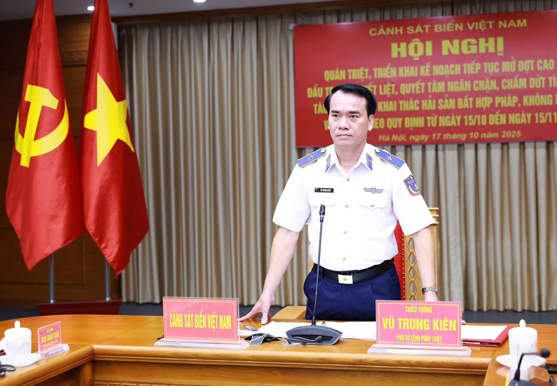 Få fart på og forhindre resolutt og få slutt på fiskefartøy som bryter UUU-fiske Tăng tốc, quyết liệt ngăn chặn chấm dứt tàu cá vi phạm khai thác IUU