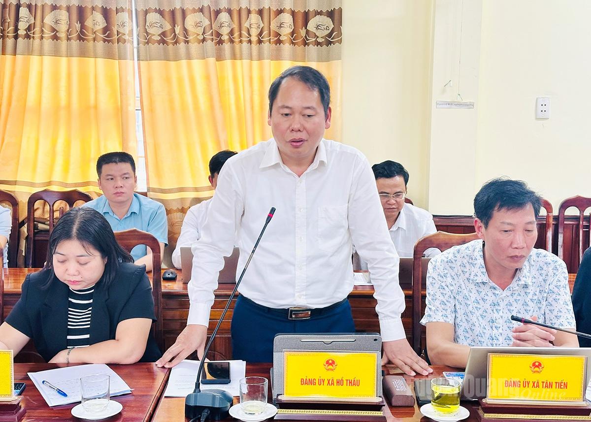 Lãnh đạo xã Hồ Thầu báo cáo tình hình thực hiện nhiệm vụ chính trị, phát triển kinh tế - xã hội trên địa bàn.