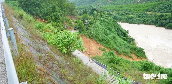 Cao tốc La Sơn - Hòa Liên vẫn chưa thông: Nhiều chỗ sạt lở, nứt mặt đường nguy hiểm - Ảnh 4.