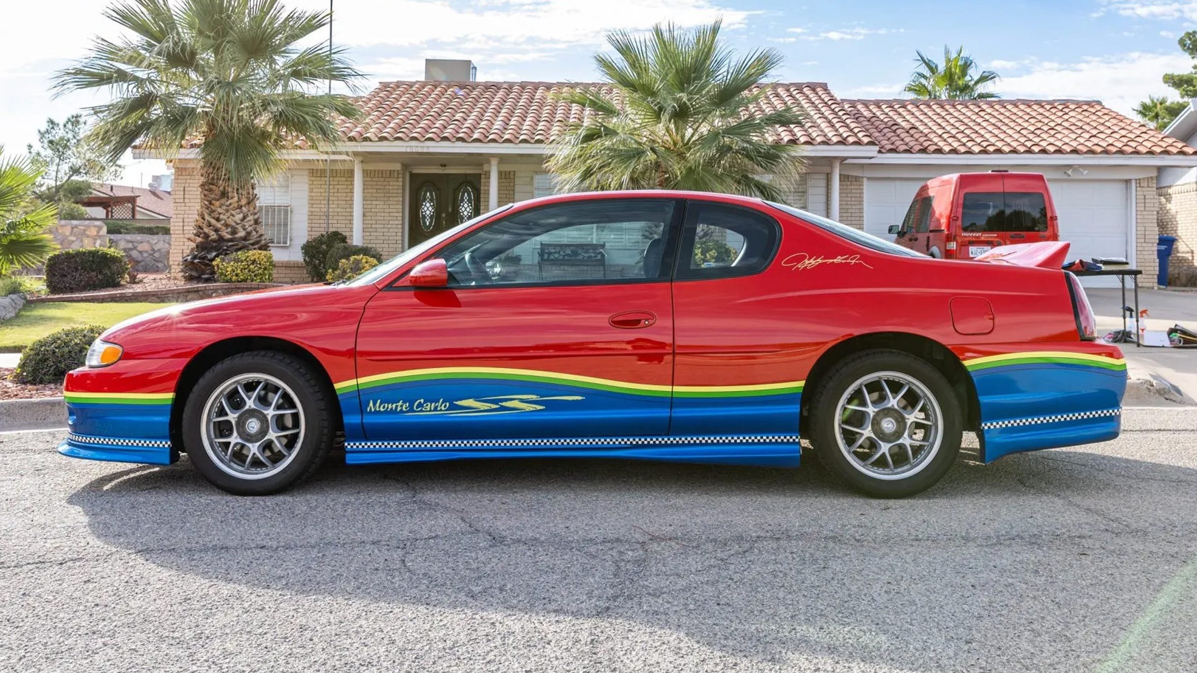 Sidovy, flerfärgad grafik, silverfälgar, dekal med signaturmotiv på bakstolpen.