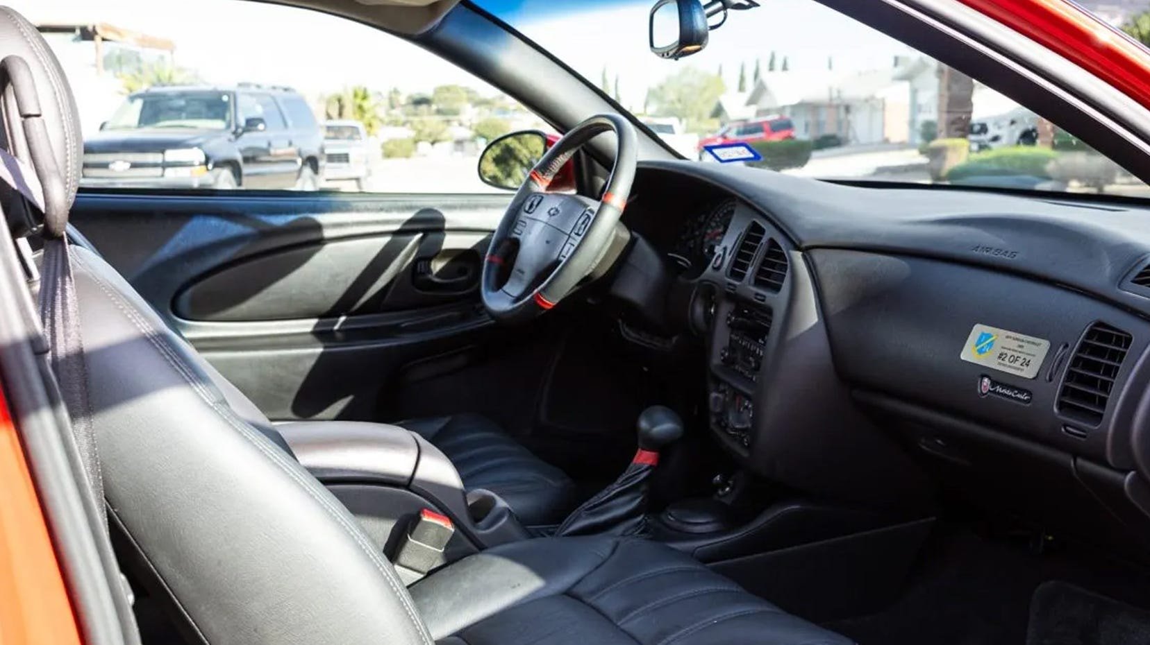 Interiör: svarta lädersäten, mittkonsol, instrumentbräda med analoga reglage.