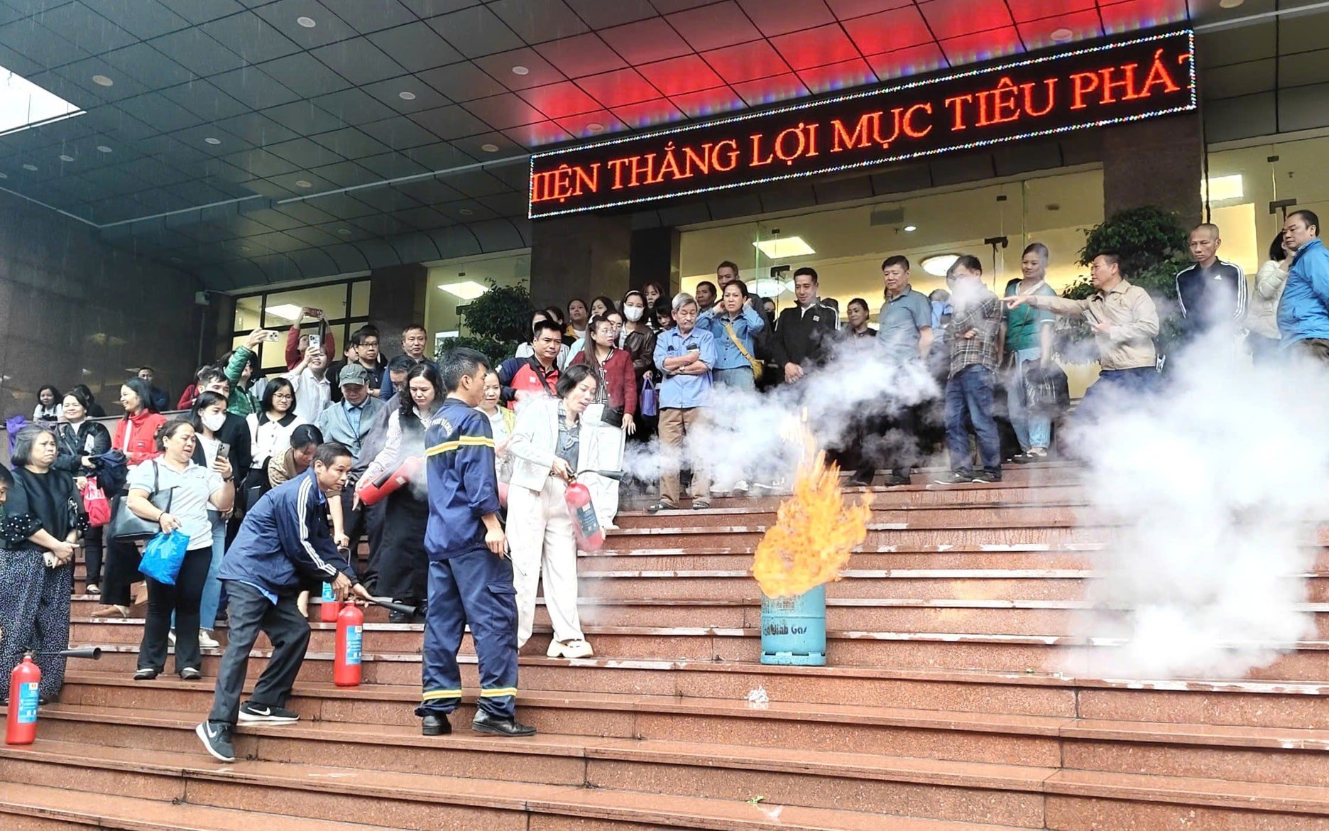 Các đại biểu tập huấn công tác chữa cháy