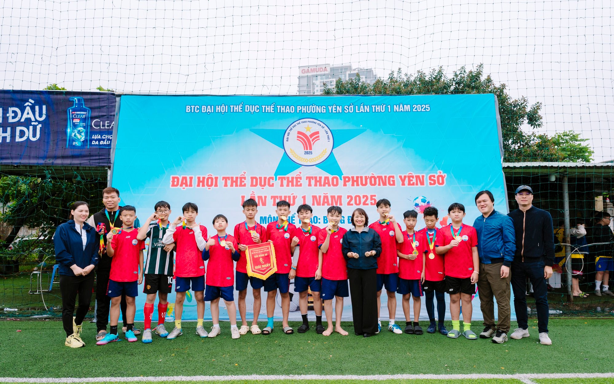 Các đồng chí lãnh đạo UBND phường trao giải Nhất cho các cầu thủ U13 Trường THCS Chu Văn An