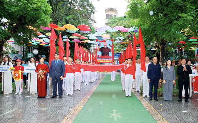 Lãnh đạo phường Phương Liệt tặng hoa và cờ lưu niệm động viên các đơn vị tham gia.