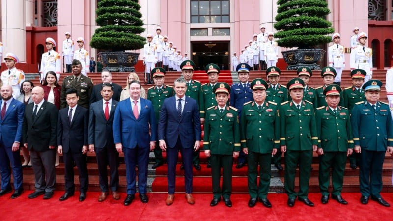 Министр Фан Ван Зян и министр Пит Хегсет с членами двух делегаций на церемонии приветствия.