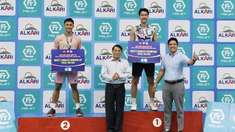 Оргкомитет вручил золотые и серебряные медали в мужском одиночном разряде.