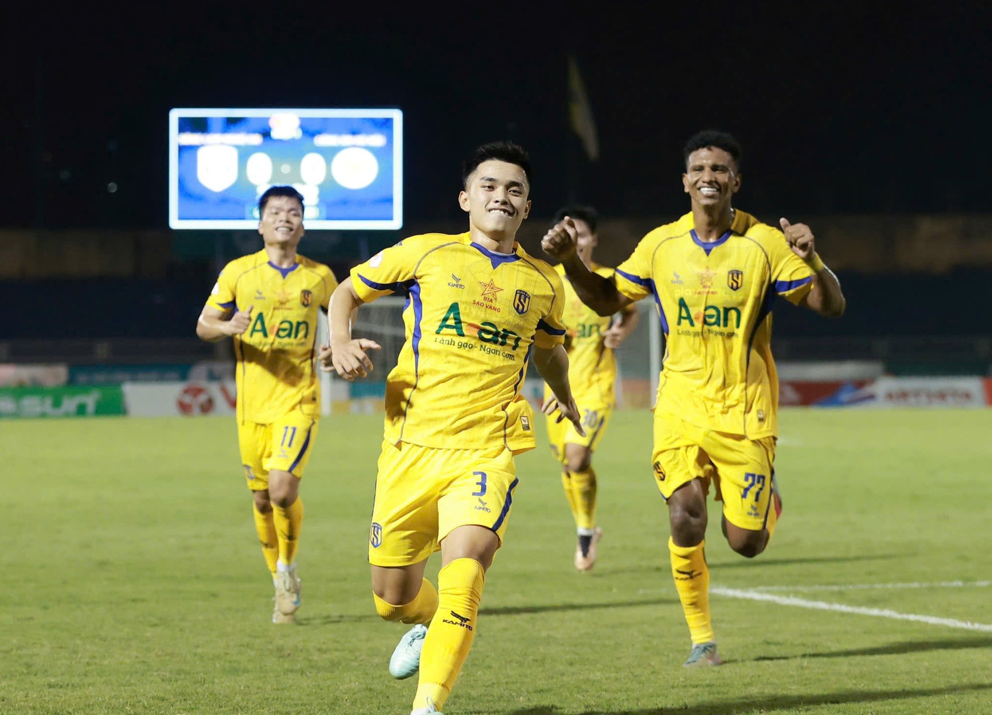 V-League nóng hầm hập với cuộc đua của 'ngũ... khổ tướng': HAGL đáy bảng nhưng le lói ánh sáng- Ảnh 4.