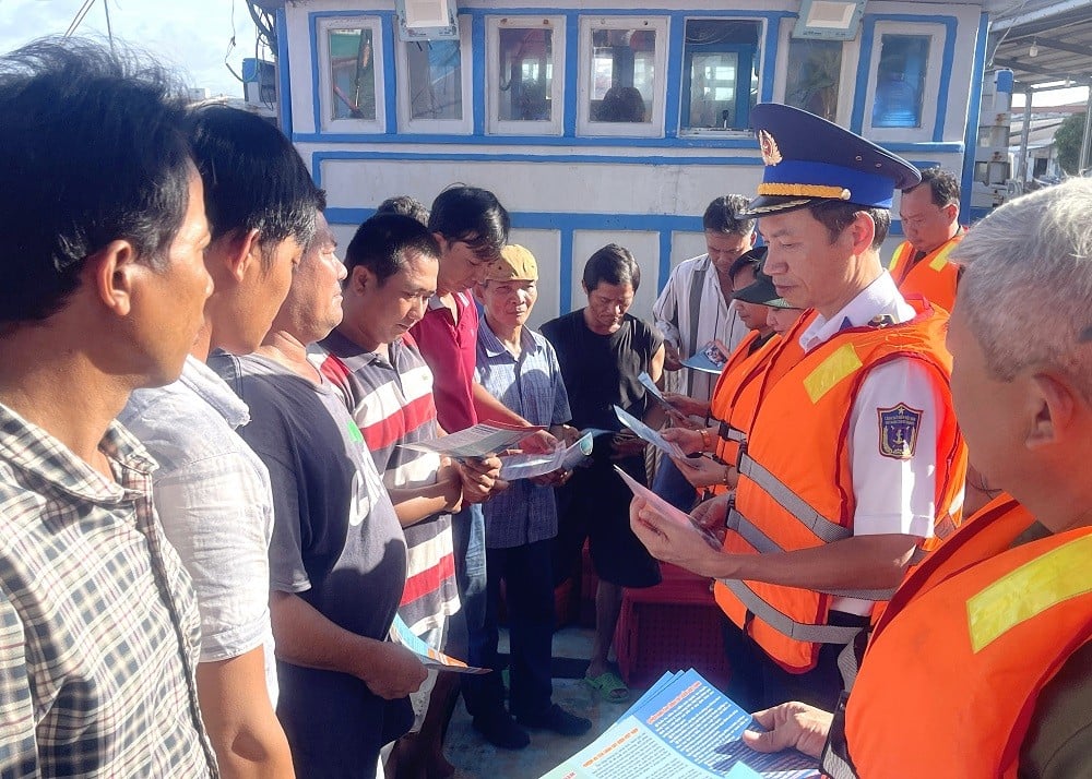 Đại tá Lê Văn Tú trực tiếp tuyên truyền kiến thức chống khai thác IUU cho ngư dân trên biển.