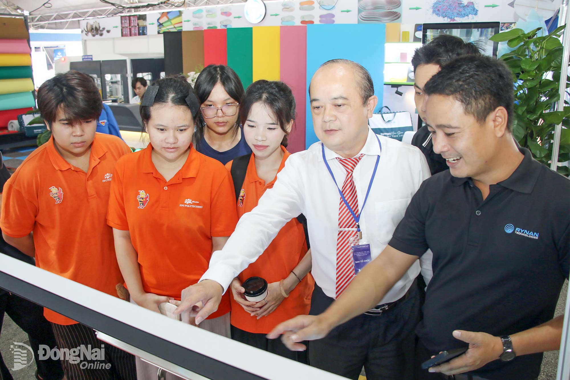 Lãnh đạo Sở Khoa học và Công nghệ tỉnh Đồng Nai cùng các bạn trẻ tham quan gian hàng trưng bày sản phẩm đổi mới sáng tạo của các doanh nghiệp công nghệ tại sự kiện Techfest Dong Nai 2025. Ảnh: Hải Quân