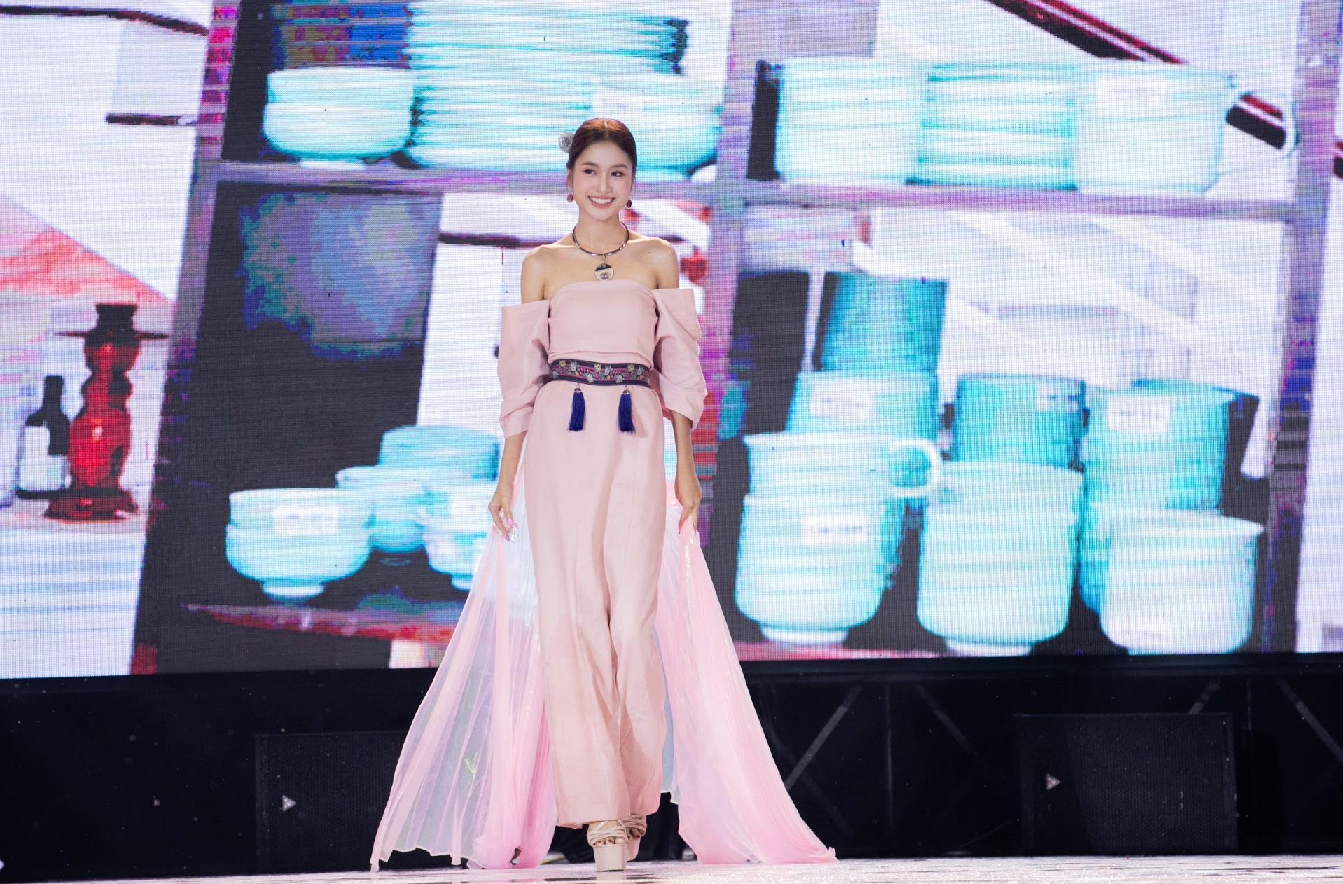 Lễ hội ẩm thực chay 2025: Hoa hậu Nguyễn Thanh Hà lan tỏa thông điệp sống xanh - Ảnh 2.