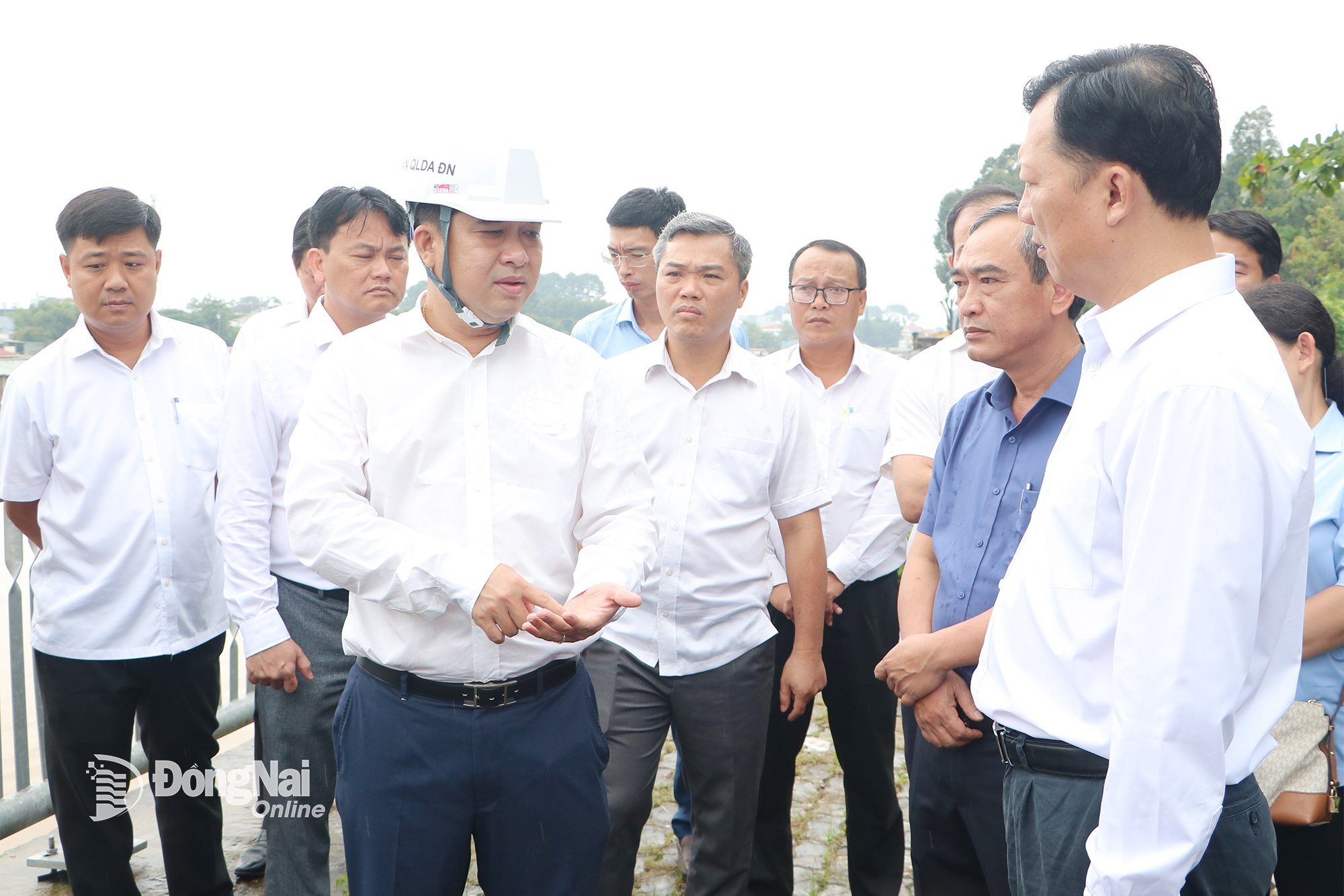 Medlem i provinsens partikommitté och vice ordförande i provinsens folkkommitté, Ho Van Ha (tredje från vänster), inspekterar framstegen med röjningen av platsen för Cai River Road-projektet i september 2025. Foto: Pham Tung