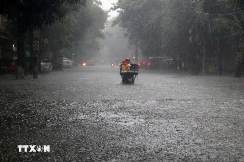 موسلا دھار بارش کی وجہ سے Nghe An میں کئی سڑکیں زیر آب آ گئیں۔ (تصویر: وی این اے)