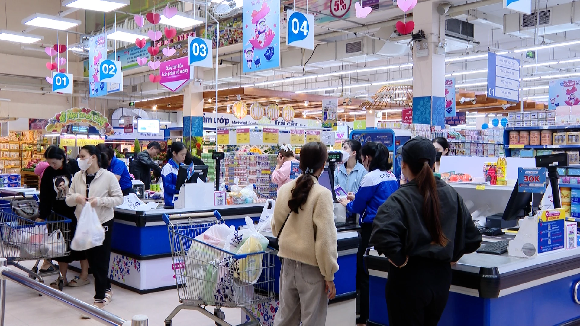 Το σούπερ μάρκετ Co.opmart Quang Binh αύξησε προληπτικά την ποσότητα των βασικών αγαθών κατά 20%-50% σε σύγκριση με το κανονικό - Φωτογραφία: B.C