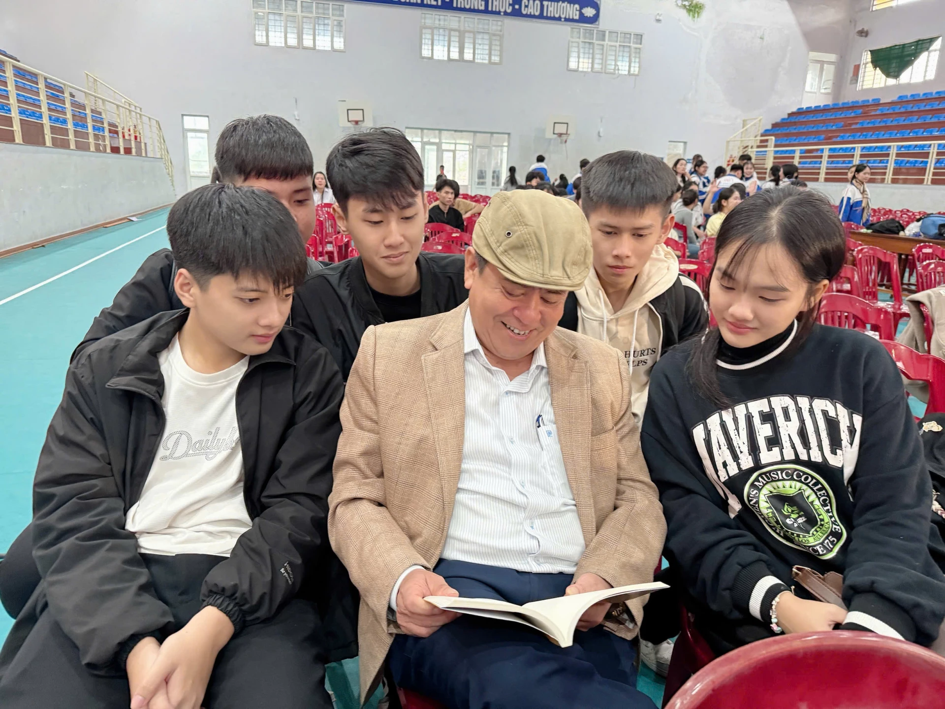 شاعر دو تان دونگ شعر «پاشنه مادر» را با جوانان به اشتراک میگذارد - عکس: Nh.V