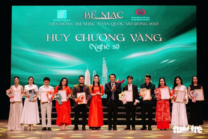 Tùng Dương đoạt huy chương vàng Liên hoan Âm nhạc toàn quốc - Ảnh 1.