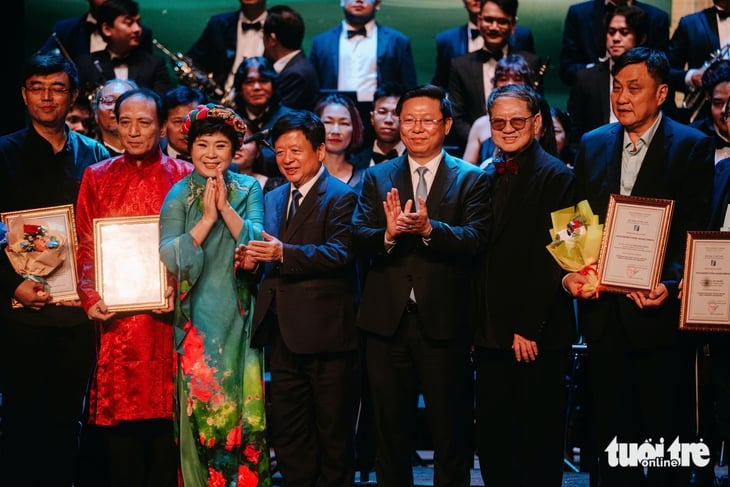 Tùng Dương đoạt huy chương vàng Liên hoan Âm nhạc toàn quốc  - Ảnh 2.