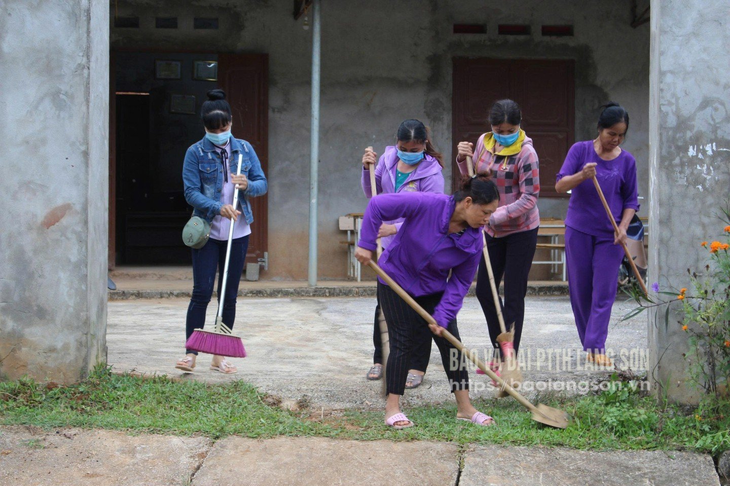 방맥 공동체 여성들이 마을 도로와 골목을 청소합니다.