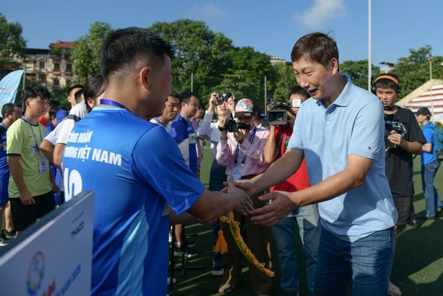 HLV Kim Sang Sik dự lễ khai mạc giải bóng đá công nhân, viên chức Việt Nam 2025 - Ảnh 2.