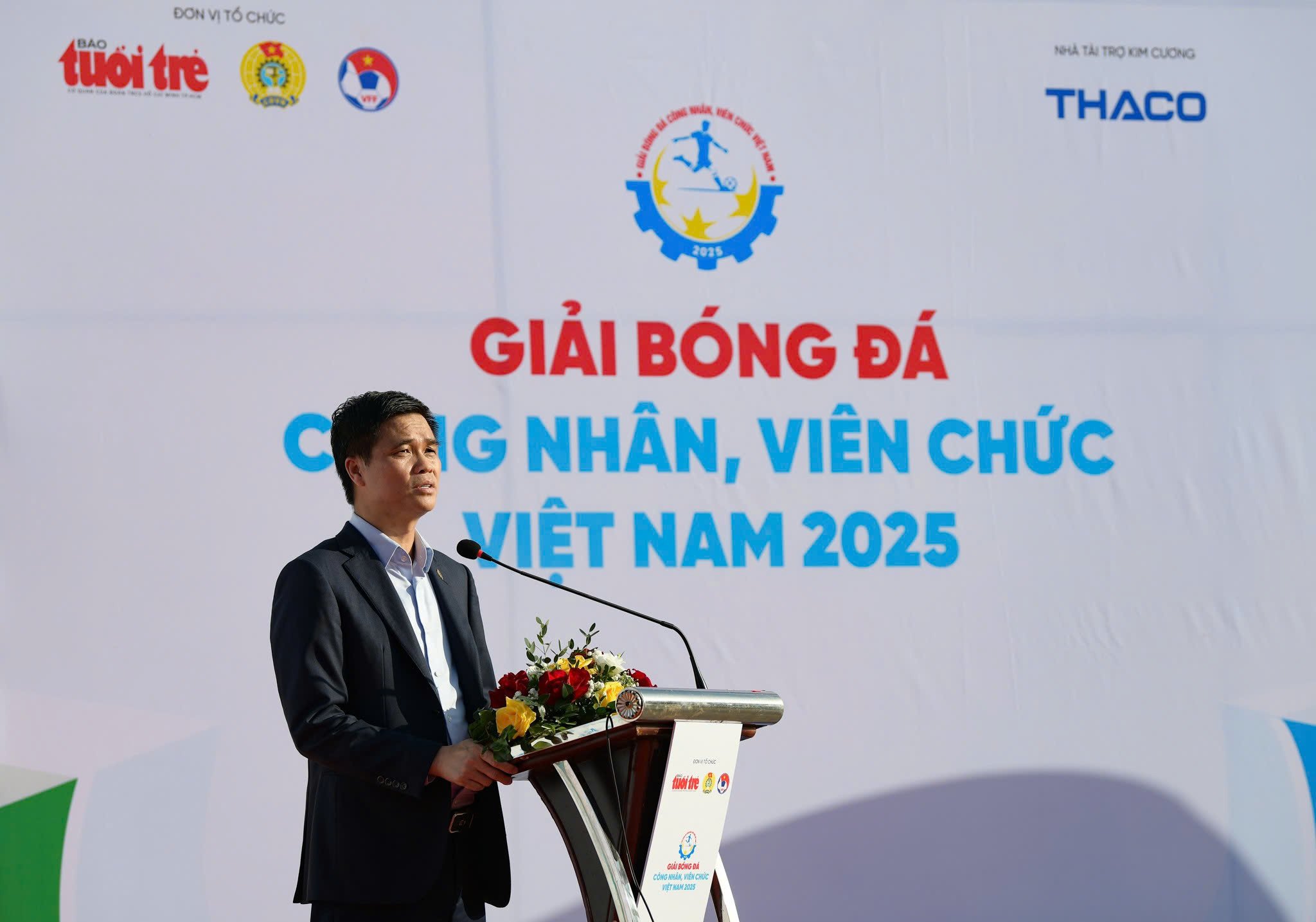 HLV Kim Sang Sik dự lễ khai mạc giải bóng đá công nhân, viên chức Việt Nam 2025 - Ảnh 4.